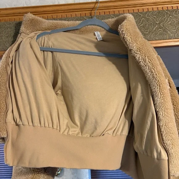 ALO Yoga Tan Sherpa Jacket - Picture 3 of 9